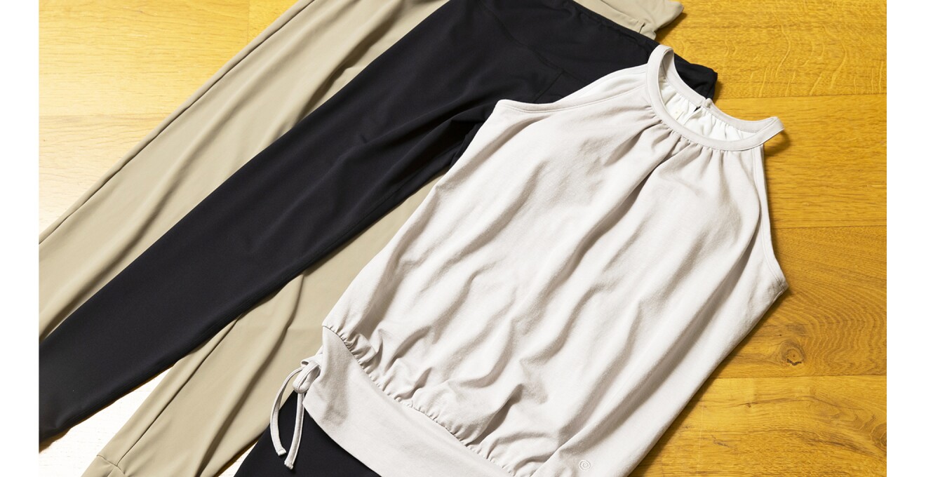 白いタンクトップと黒とベージュのレギンス