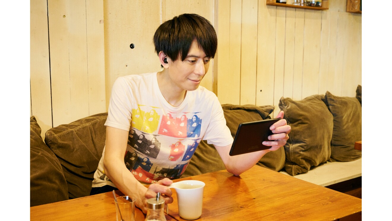 カフェで飲み物を楽しみながらFire 7 でPrime Videoを見ている写真