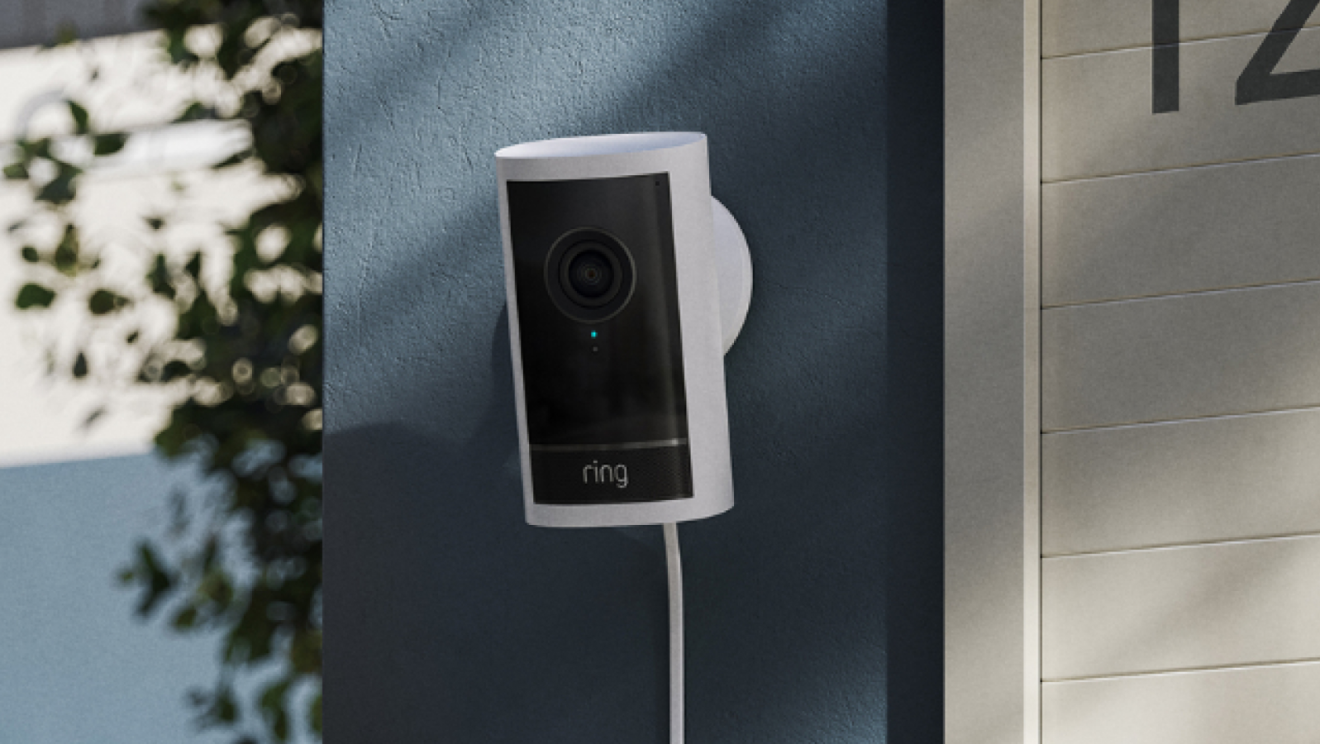Sonnette-caméra Ring fixée sur un mur extérieur