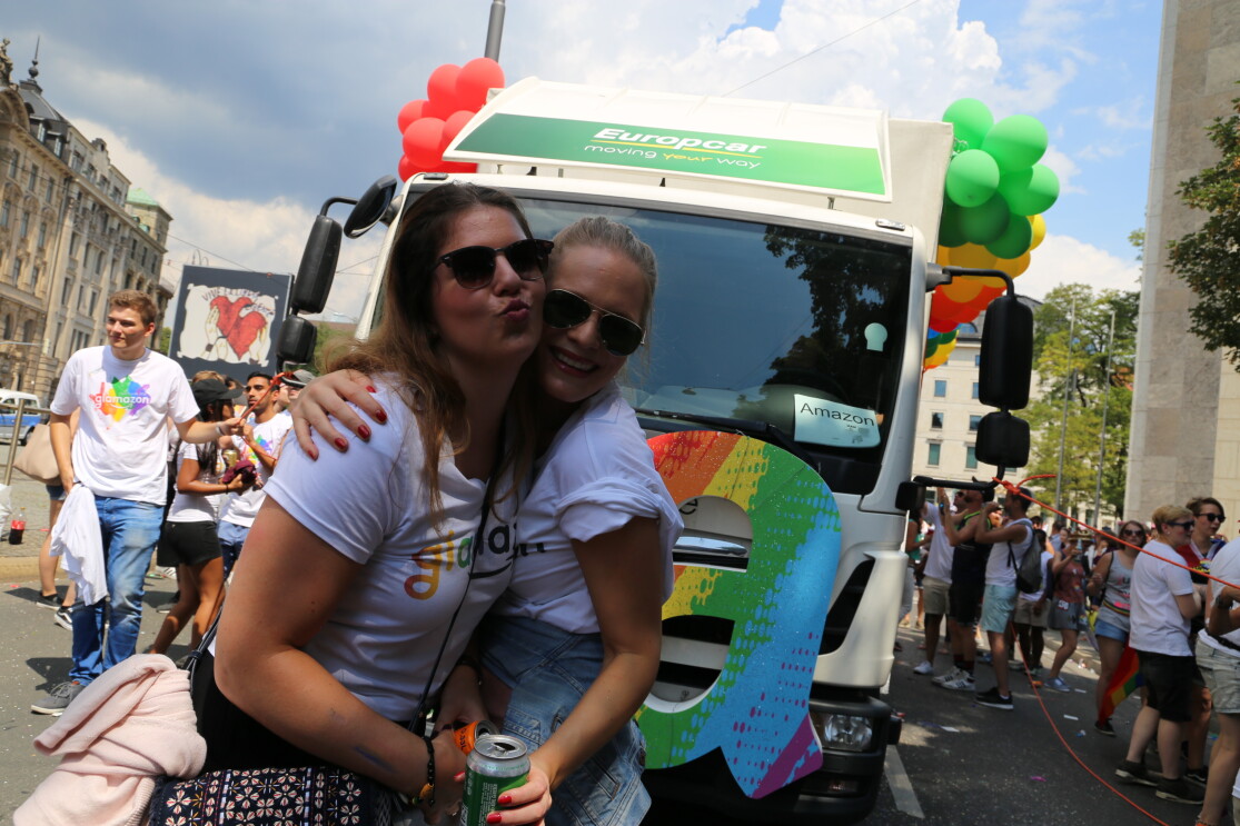 Amazon Mitarbeiter vor dem Glamazon-Wagen auf dem Christopher Street Day in München.