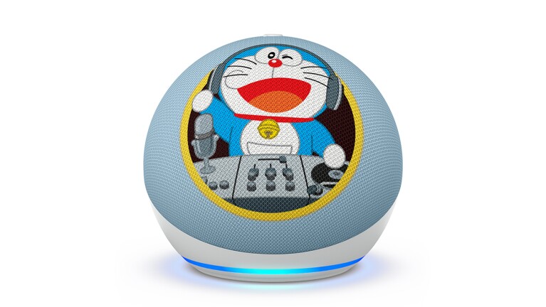 球状のデバイス。表面はブルーグレーのメッシュ状で、中央にドラえもんのイラストが描かれている。メッシュ部分を下側の白いスタンドが支えている。