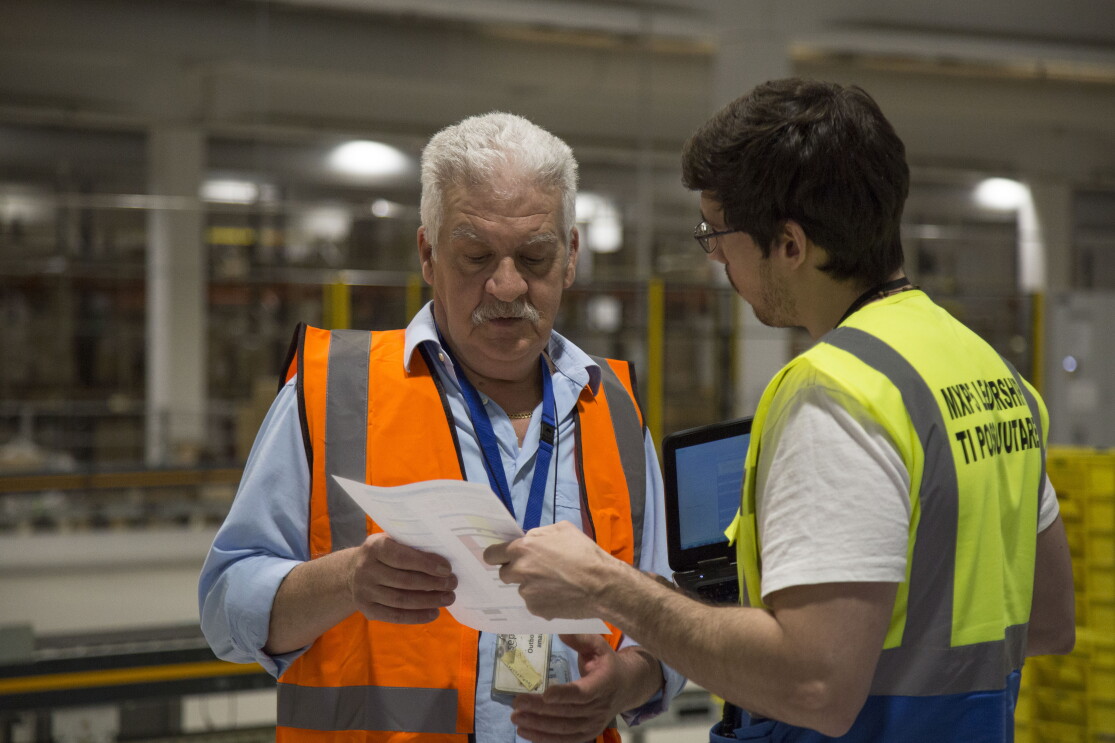 Giuseppe Tonani a lavoro nel centro di distribuzione Amazon di Castel San Giovanni
