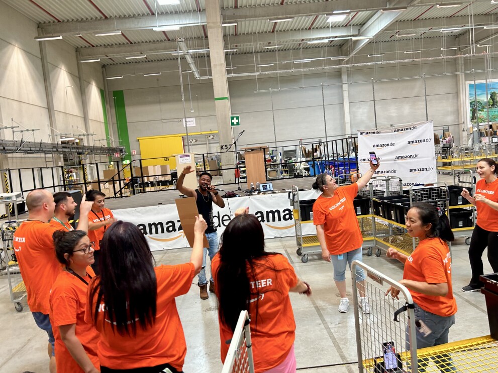 Gemeinnützige Packaktion im Amazon Logistikzentrum Graben