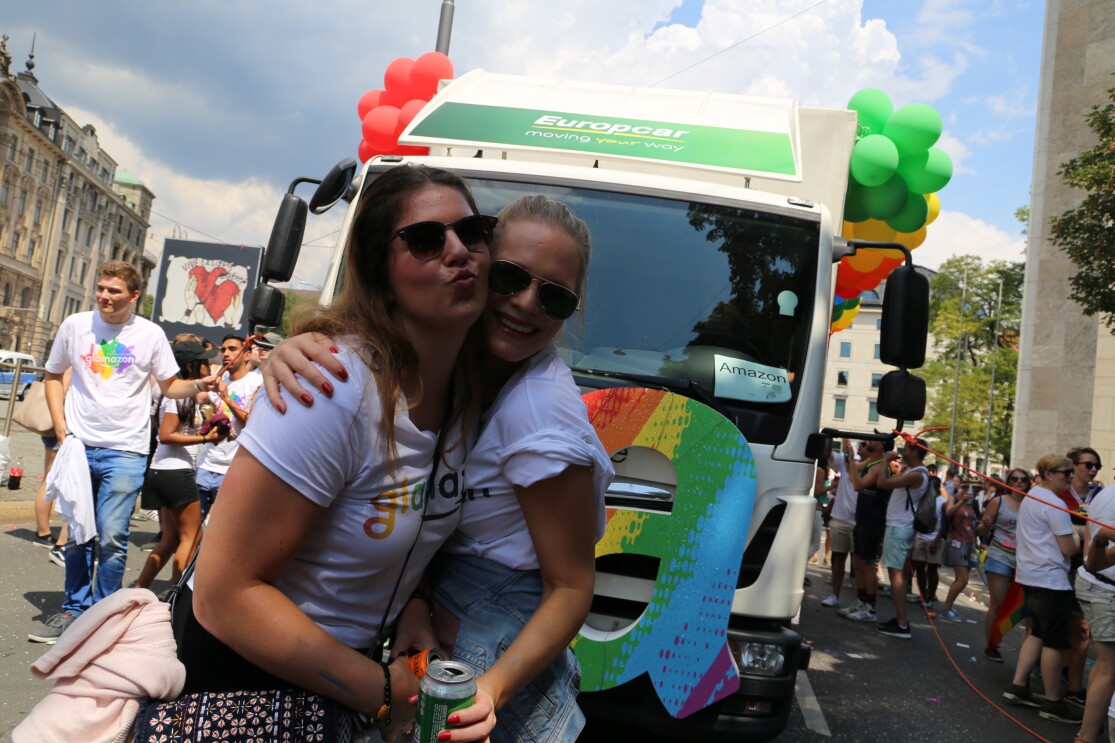Amazon Mitarbeiter vor dem Glamazon-Wagen auf dem Christopher Street Day in München.