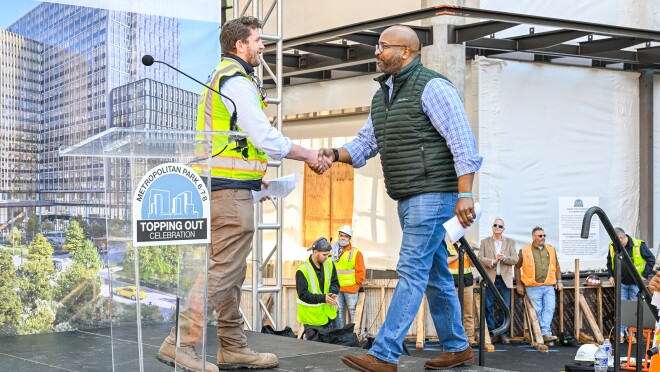 亚马逊第二总部大都会公园的“顶出”活动庆祝活动的图像。