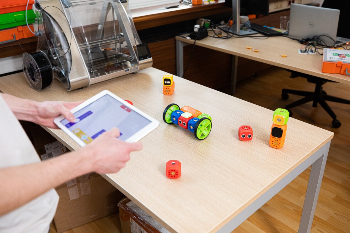 Kinder lernen mit Robo Wunderkind, wie man programmiert