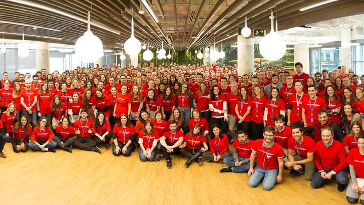 Amazon Spain team wearing red t-shirt for the International Women’s Day.