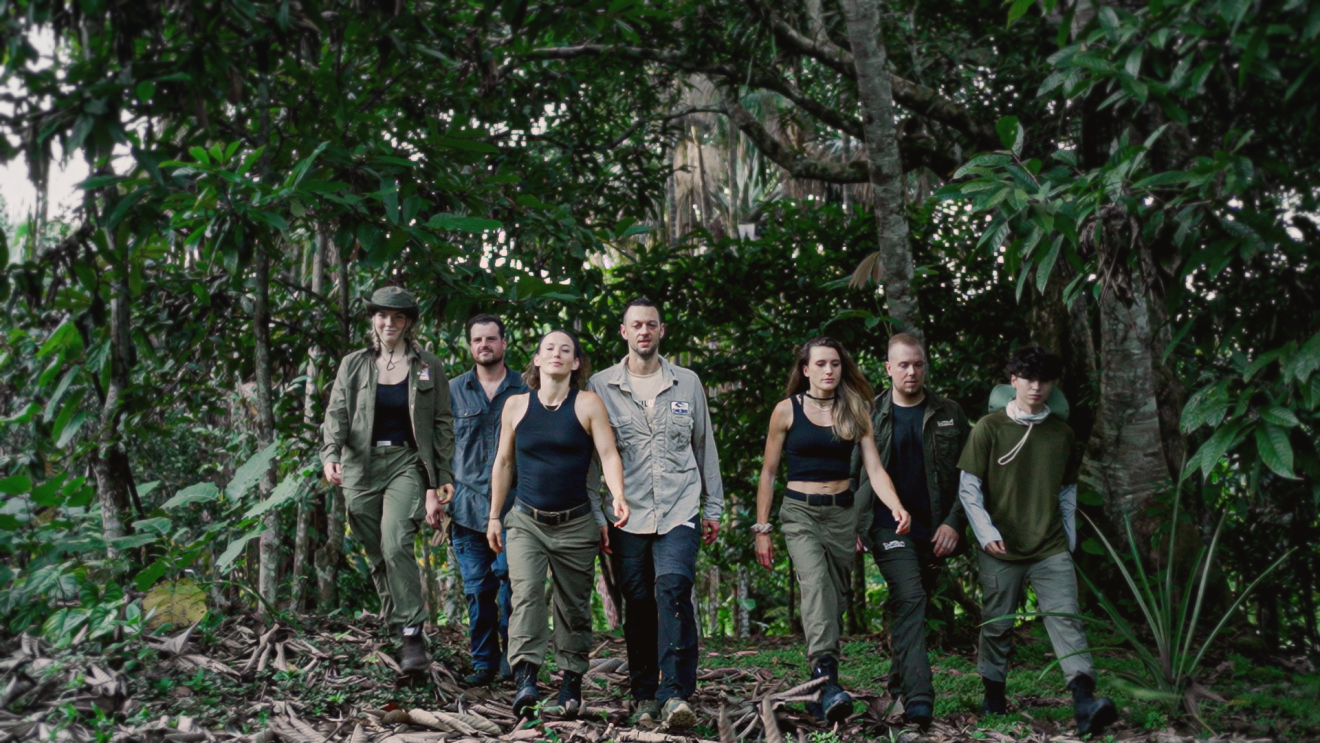 7 vs. Wild Gruppenbild im Amazonas Dschungel 