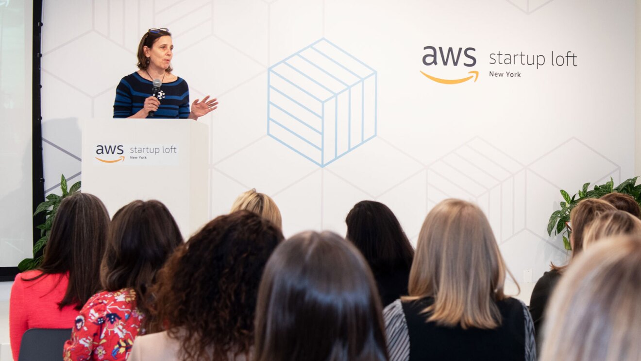 Gambar pembicara yang melakukan presentasi di loteng startup AWS di New York.