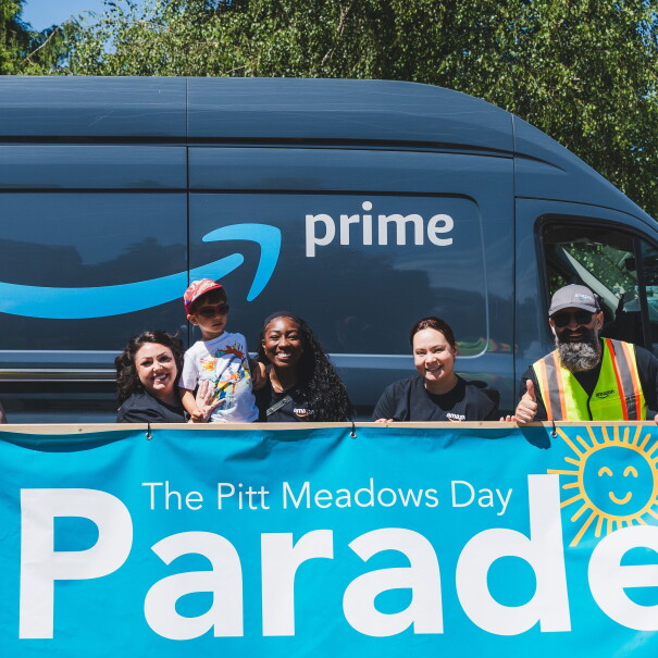 Des employés d'Amazon se tiennent devant un camion