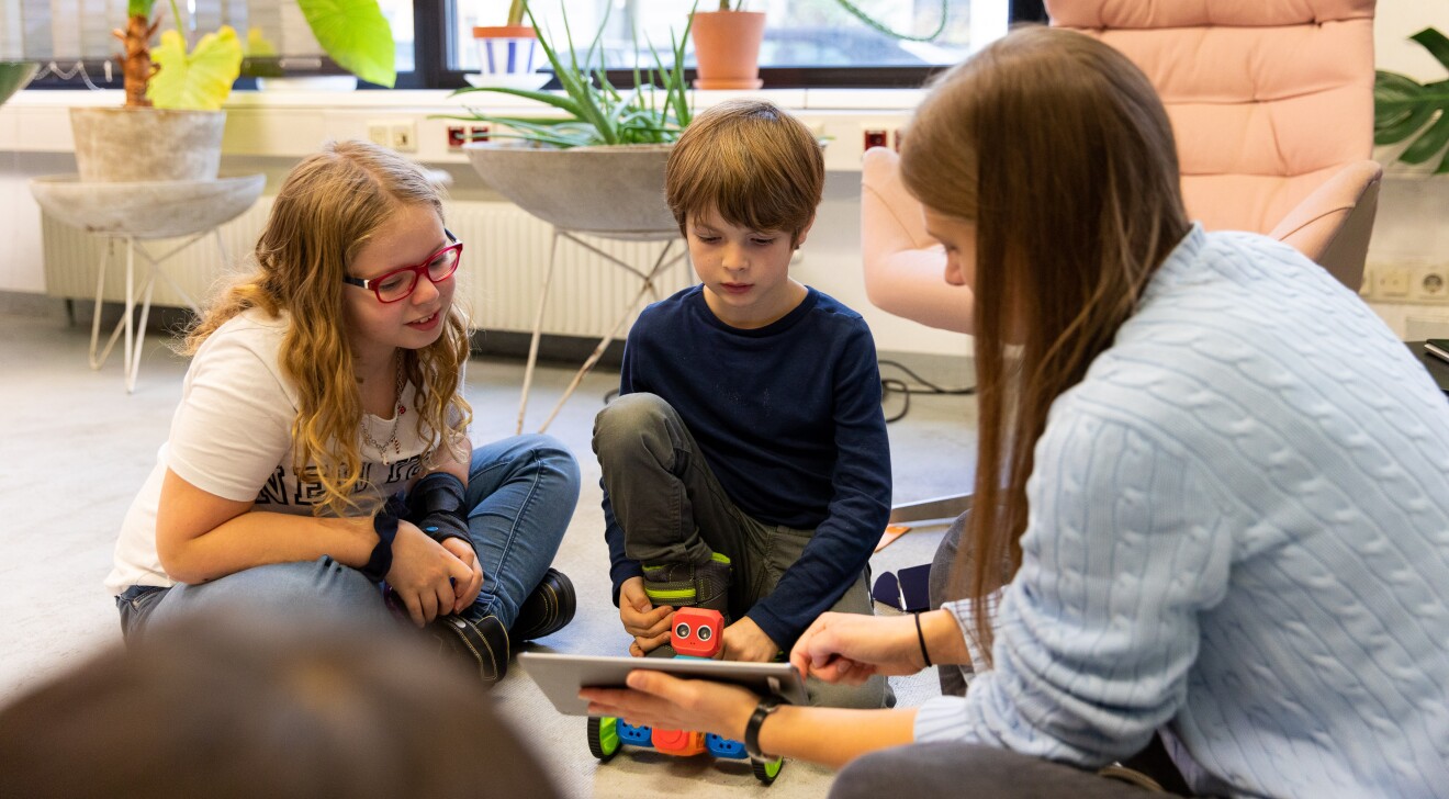 Kinder lernen mit Robo Wunderkind, wie man programmiert