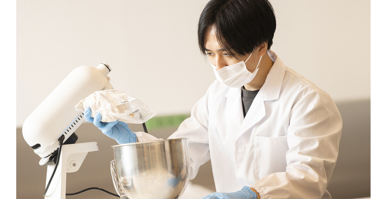 白衣を着て食品を調合している写真