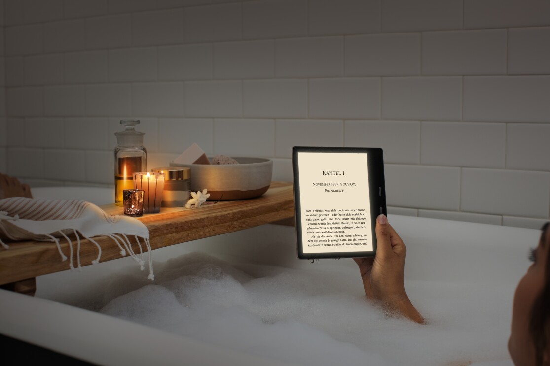 Der neue Kindle Oasis lässt sich bequem in der Badewann lesen