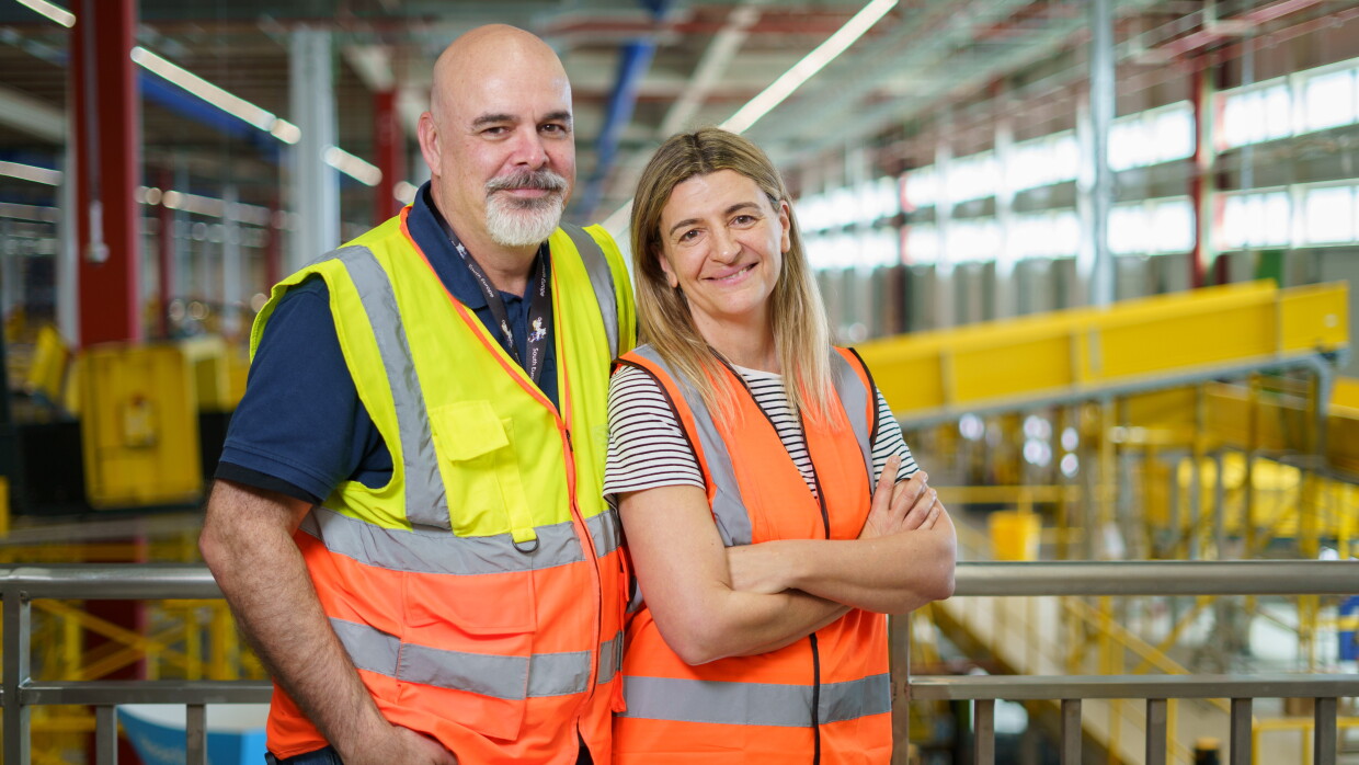 Dos trabajadores de Amazon en un centro logístico