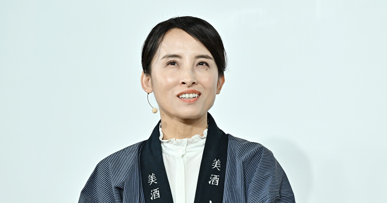 藍染の法被を着た女性