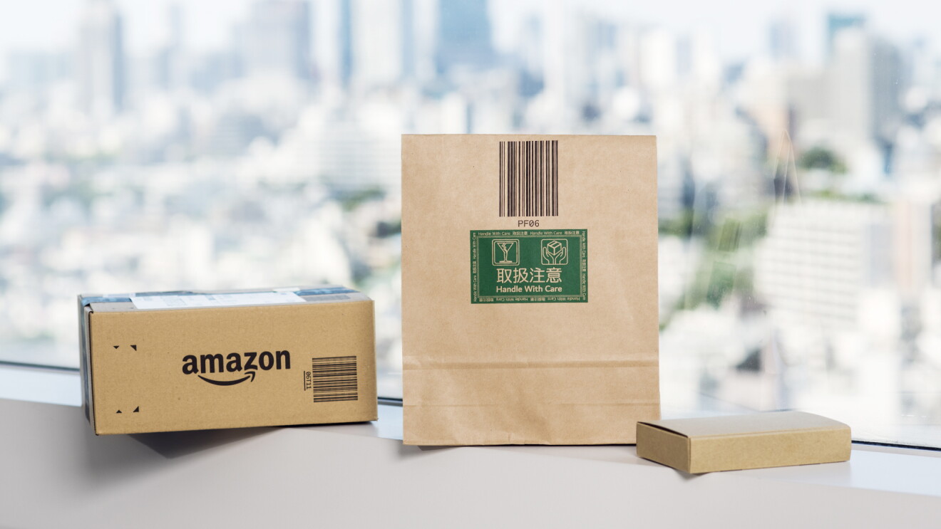 段ボール箱と紙袋、Amazonによる追加の梱包を省いた小型商品