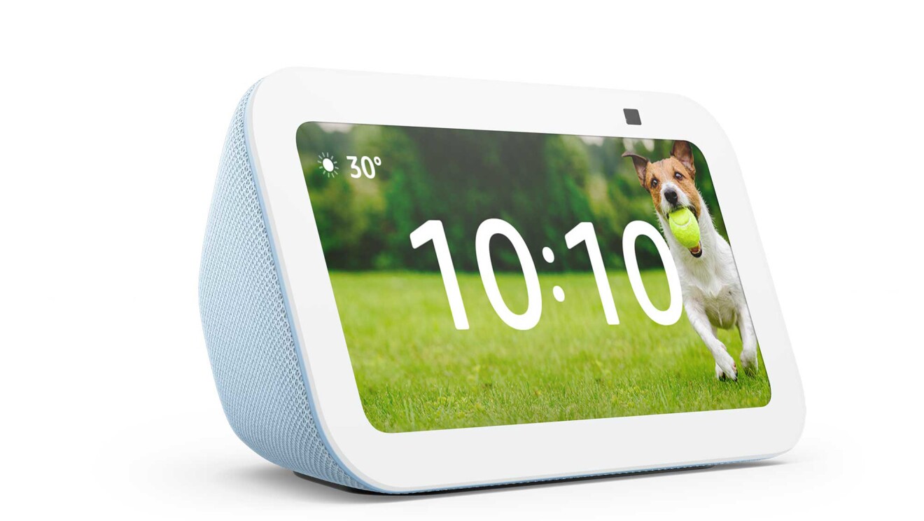 Echo Show 5 クラウドブルーの本体。画面を包む躯体が布地になっていて、その色がクラウドブルーになっている。画面の枠はグレイシャーホワイト