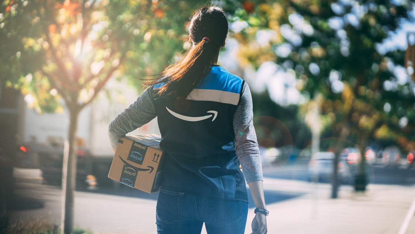 亚马逊送货司机正走向一所房子