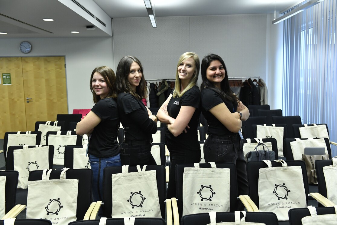 Eine Gruppe Mädchen in schwarzen IWD-T-Shirts posiert für die Kamera