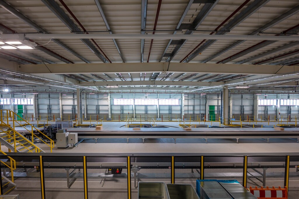 Förderanlage im Gebäudeinneren.