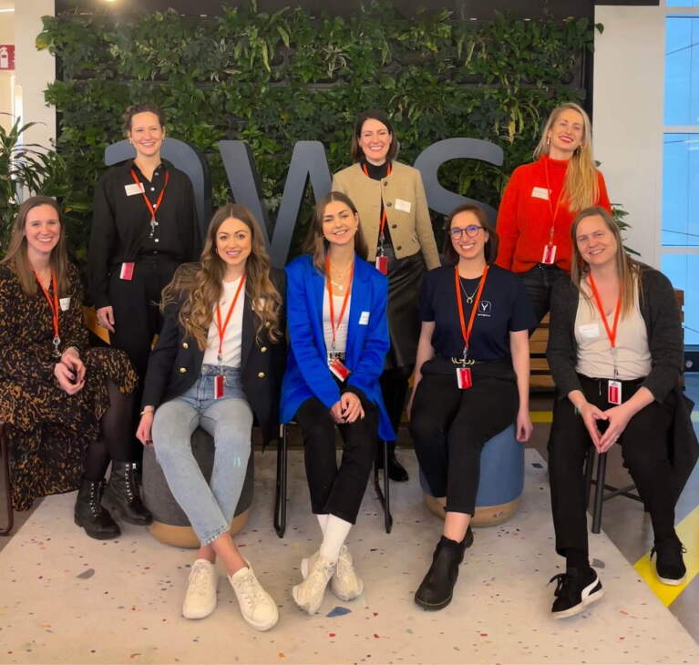 AWS und PwC fördern Gründerinnen und Gründer für mehr Diversität in Startups wie diese 8 Gründerinnen in der ersten Kohorte des AWS PwC Scale Programms.
