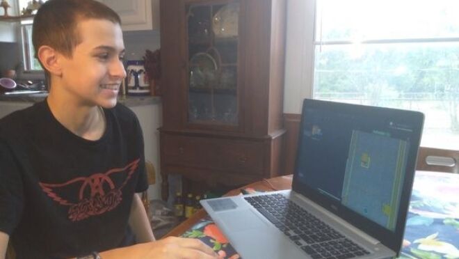 亚马逊未来工程师学生在家学习计算机科学技能。