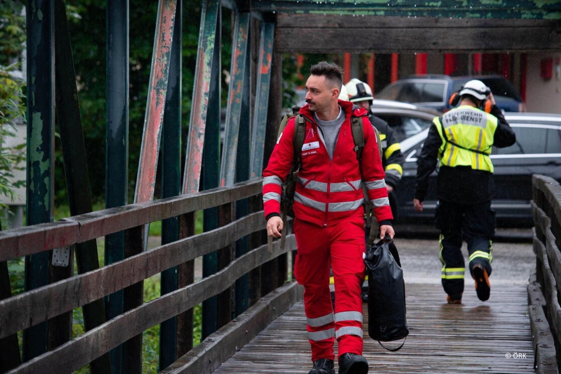 Amazon Logistikmitarbeiter im Einsatz für die Hochwasseropfer