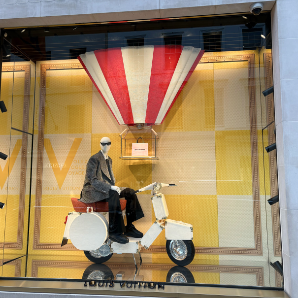 Maxton Hall in London: Window of Louis Vuitton