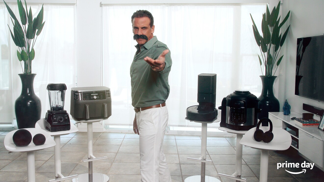 电视名人的形象卡洛斯·庞塞中间有六个零售项目。右下角包含的主要标志。