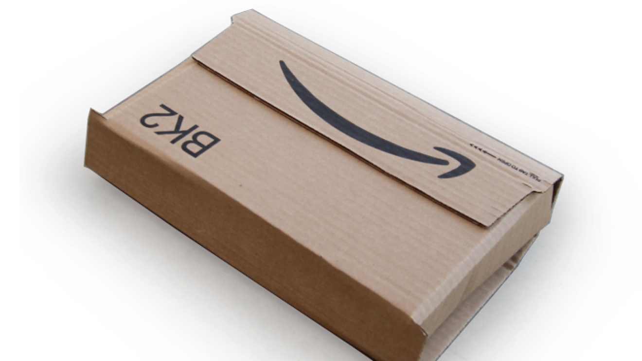Caja de Amazon rectangular con la sonrisa y el código BK2.