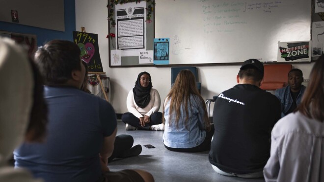 高中生在使用新的Alexa技能“保持冷静”时练习正念冥想