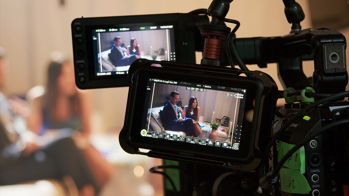 An image of behind the scenes cameras recording Carlos Ponce and Karina Banda.