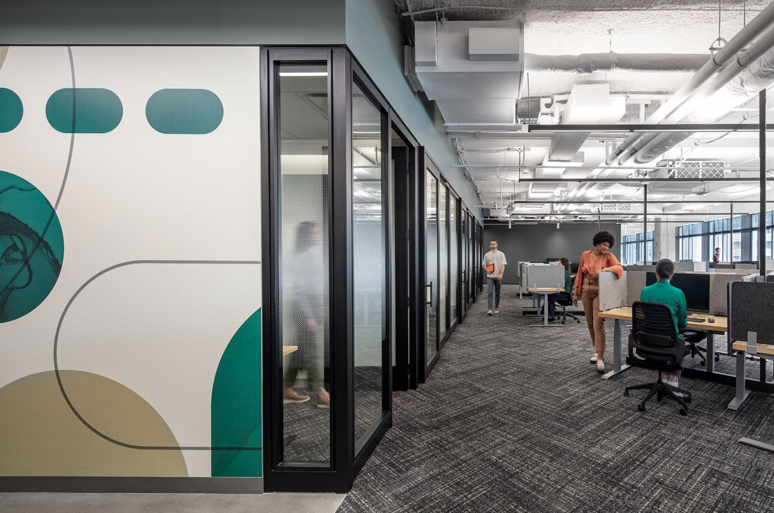 An image of the workspaces at Amazon's Arlington, VA office