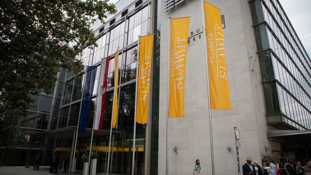 Salzburg summit building 1.jpg 