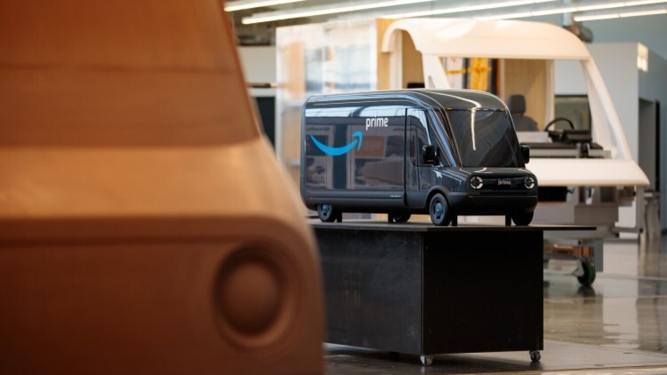 3 modelli in scala dei nuovi veicoli elettrici di Amazon progettati da Rivian, all'interno dello studio di progettazione in cui vengono effettuati i test