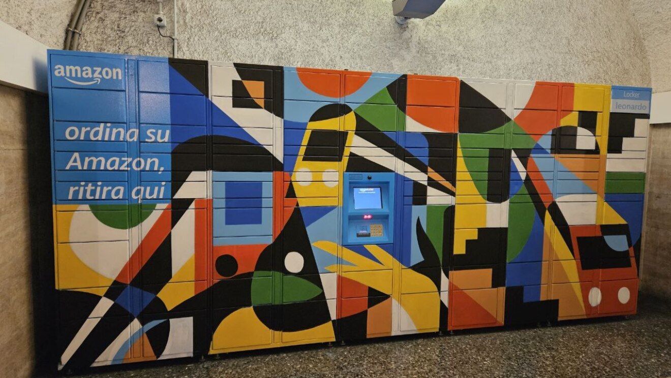 A colorful Amazon Locker has been installed inside the Rome tube station "Termini". The live painting has been performed by Luca Font, an Italian renowned street artist.
