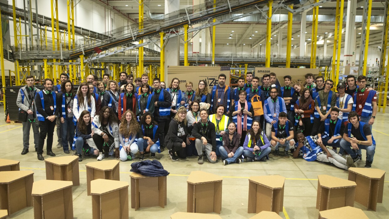 I partecipanti al concorso in posa all'interno del centro di distribuzione di Castel San Giovanni