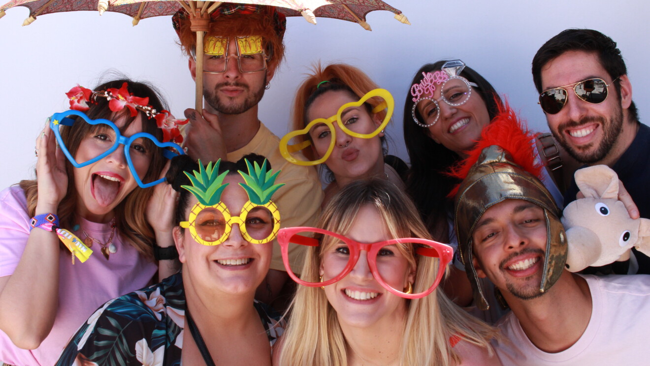MADFEST6 celebración. Personas festejando el aniversario del centro logístico. 