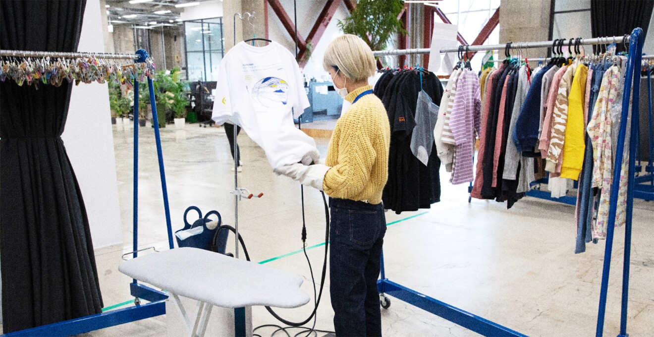 スタイリストのスチームがけを体験する学生