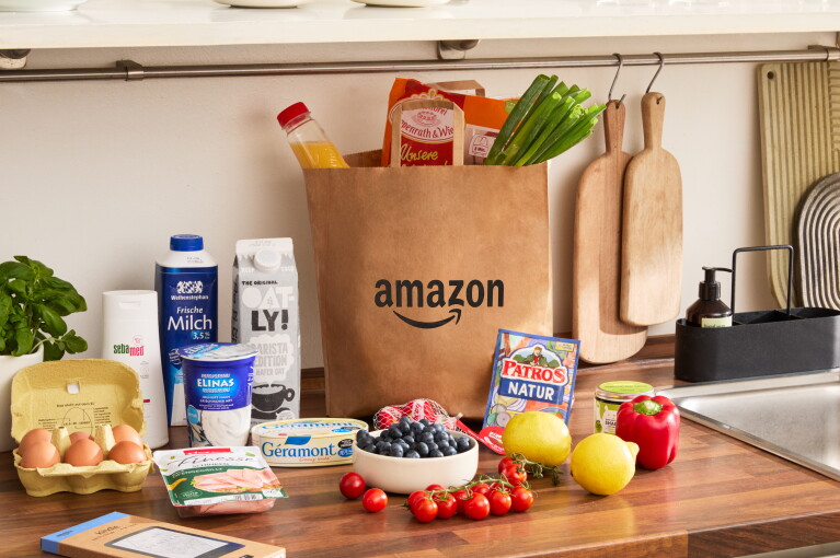 Frische Lebensmittel und eine Amazon Tüte