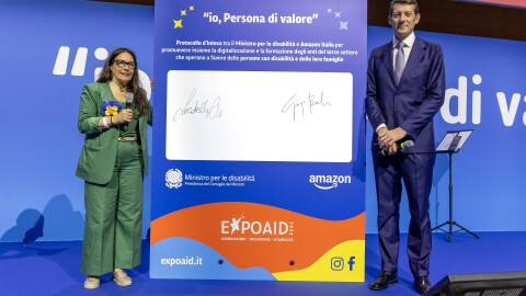 EXPoAID 2026. Giorgio Busnelli, Country Manager Amazon firma un Protocollo d’Intesa con la Ministra per le disabilità della Repubblica Italiana, Alessandra Locatelli.