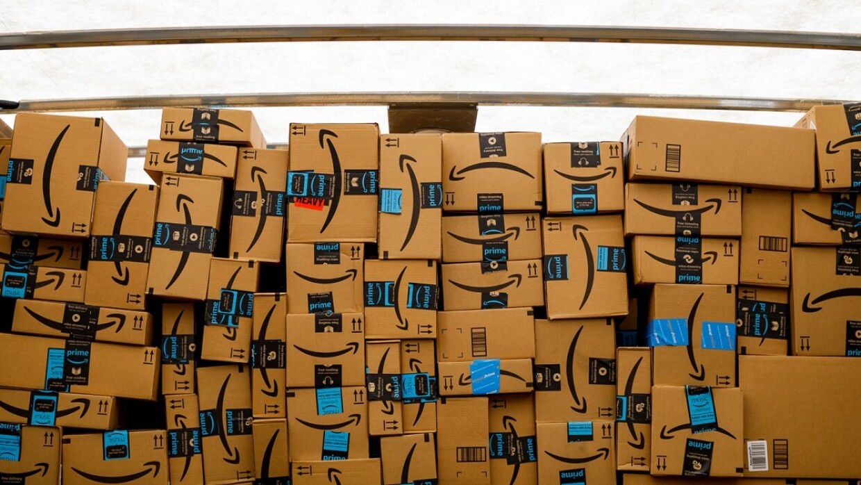 Un muro composto da scatole con il logo Amazon