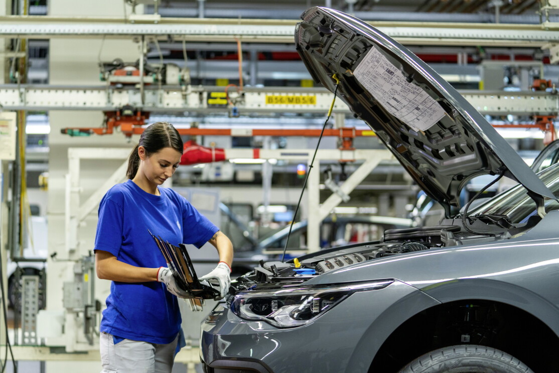 Frau arbeitet am VW