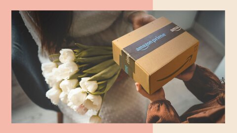 一个孩子一个未开封亚马逊盒子交给一个女人坐在椅子上,一束鲜花在她的大腿上。