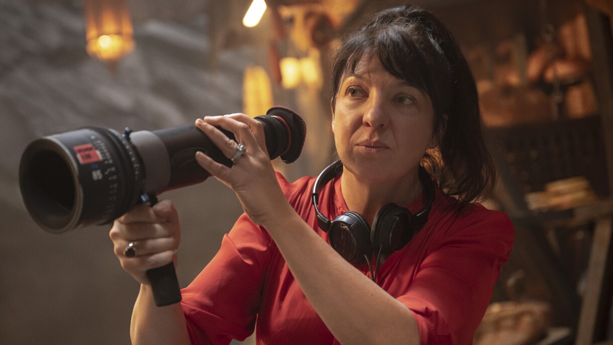 下面描述的是《指环王》电视剧制片人的形象