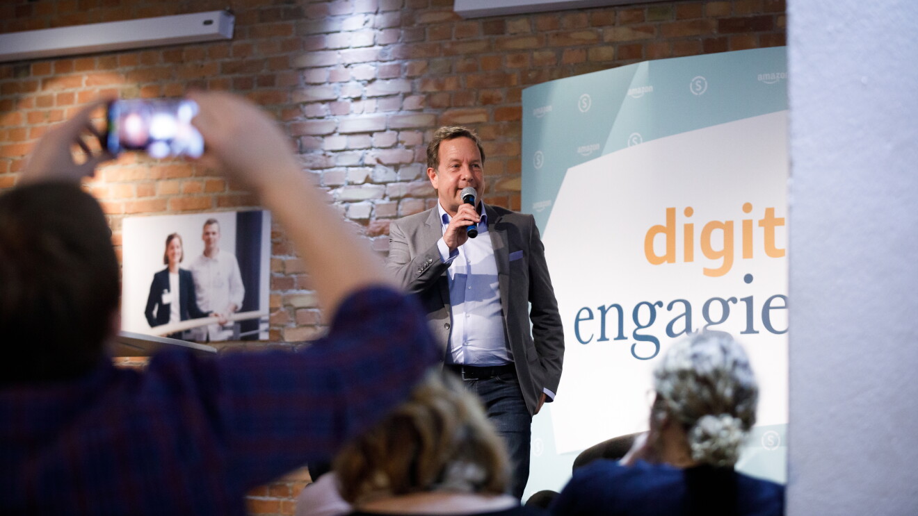 Mann mit Mikrofon hält eine Rede bei der digital.engagiert Preisverleihung