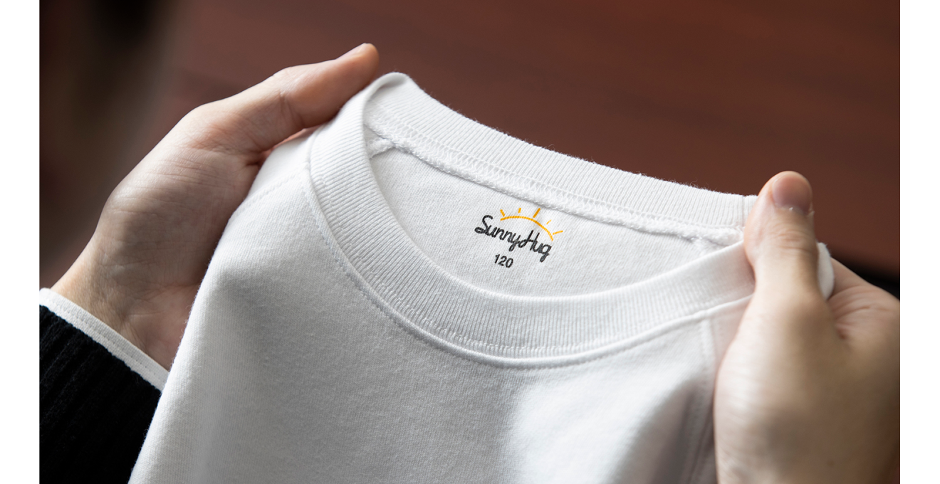 襟の内側にロゴやサイズがプリントされている写真