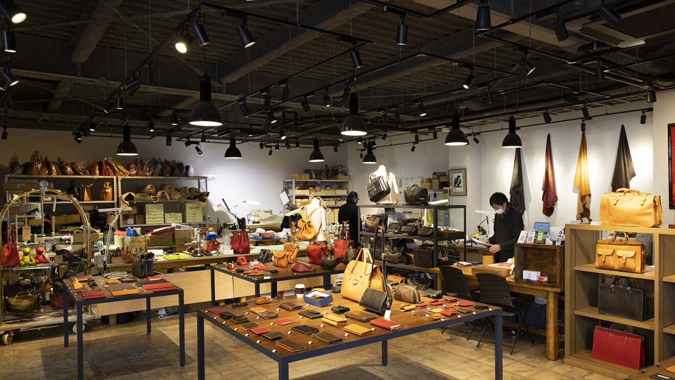 広い店内の奥にミシンなどが置かれた作業場が見える