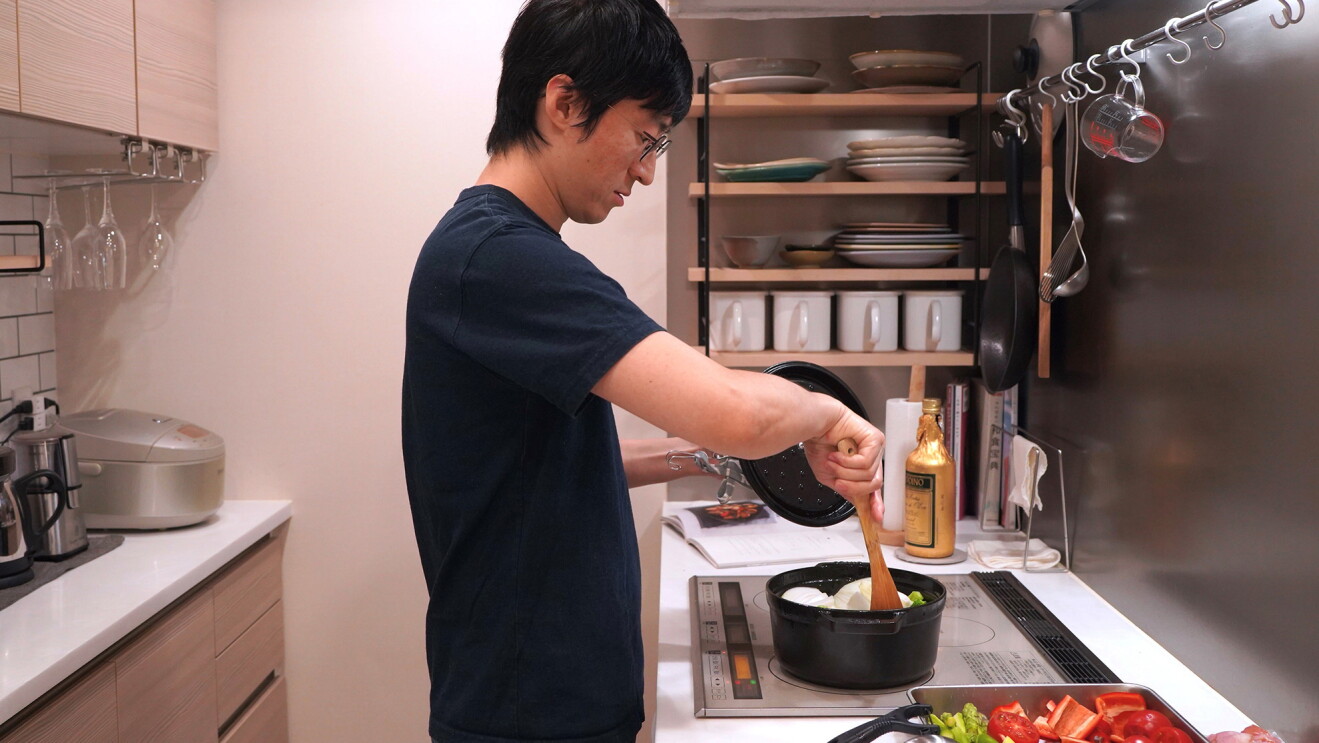 キッチンで料理をする針原さん