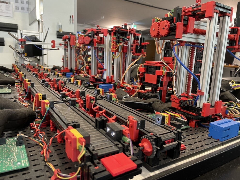 Miniatur einer Produktionsstraße aus der Deloitte Smart Factory.